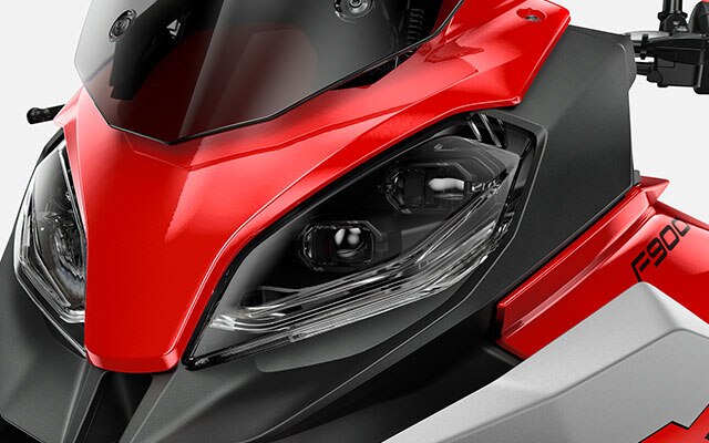 Aquí se ven los faros de la F 900 XR.