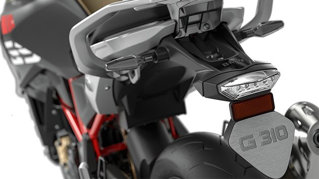 Vemos el portamatrículas de la G 310 GS.