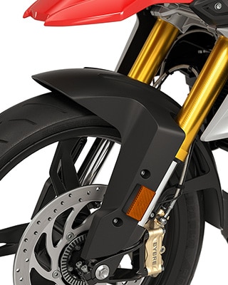 Vemos la horquilla invertida anodizada en oro de la G 310 GS.