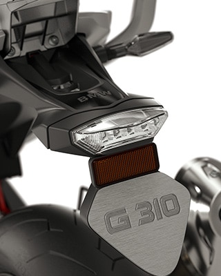Vemos el portamatrículas de la G 310 GS.