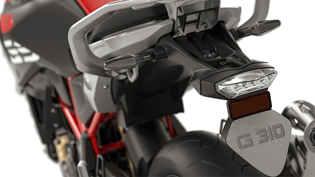 Vemos el portamatrículas de la G 310 GS.