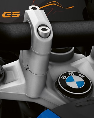 Vemos la R 1250 GS Adventure con elevadores de manillar.