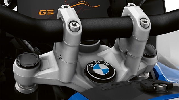 Vemos la R 1250 GS Adventure con elevadores de manillar.