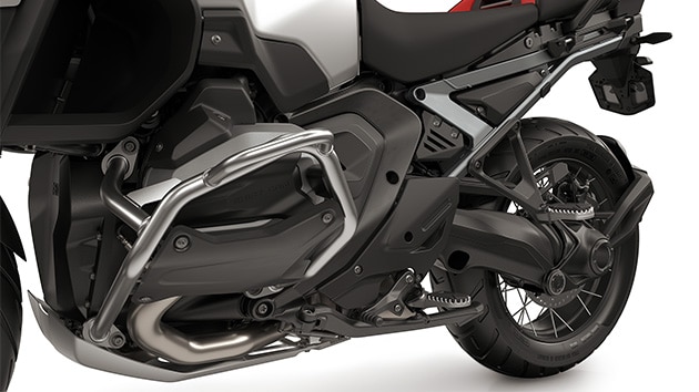 Características de enduro tales como una protección de motor más grande, pedal de freno plegable y pedal de cambio ajustable y reposapiés de enduro con apoyos para el pasajero