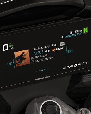 Focus on the TFT display and the K 1600 Grand America’s speakers.