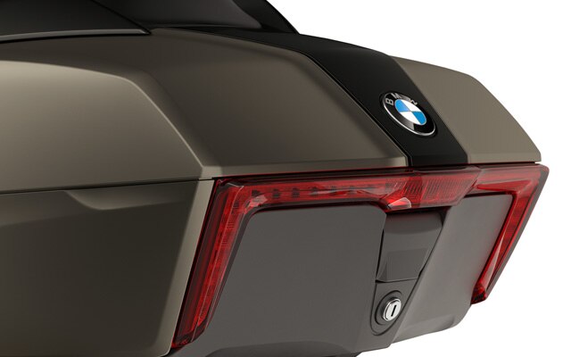 Focus on K 1600 Grand America’s topcase featuring LED rear light.