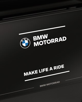 Focus on the colour display with BMW Motorrad start screen.