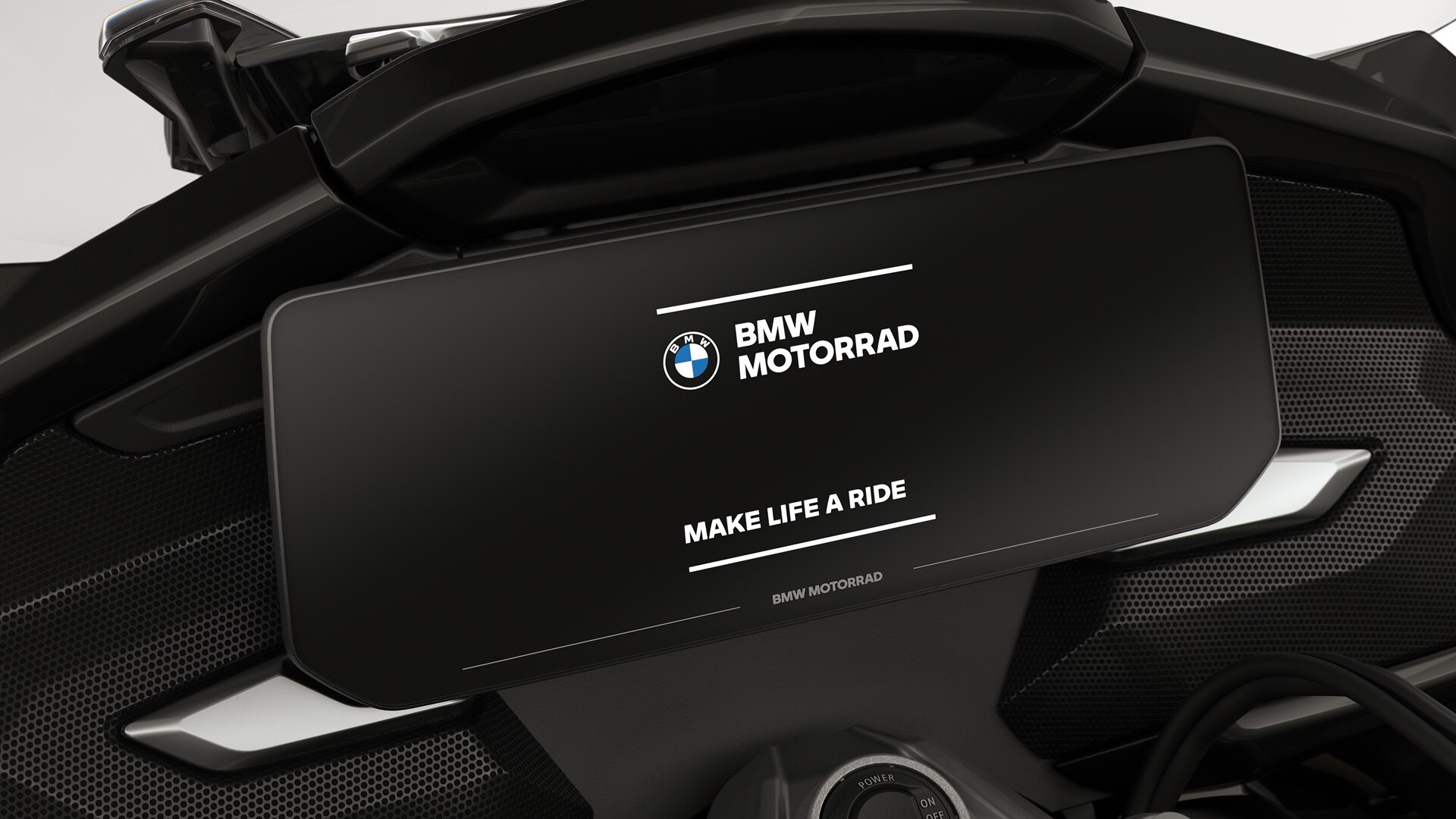 Focus on the colour display with BMW Motorrad start screen.