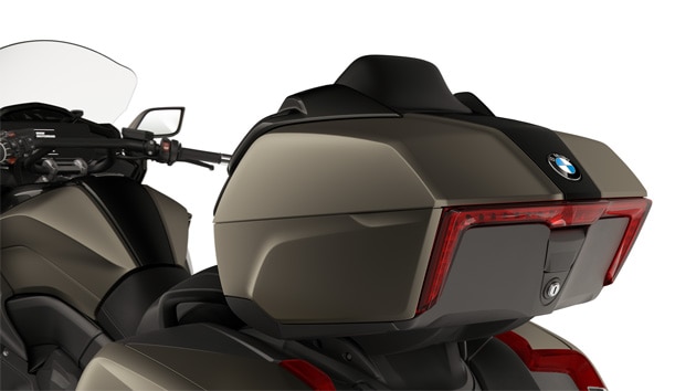 Focus on K 1600 Grand America’s topcase featuring LED rear light.