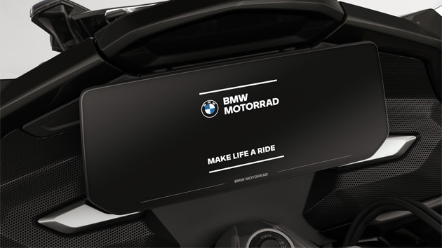 Focus on the colour display with BMW Motorrad start screen.