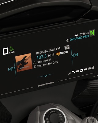Enfoque en la pantalla TFT y el motor Boxer de la K 1600 B.