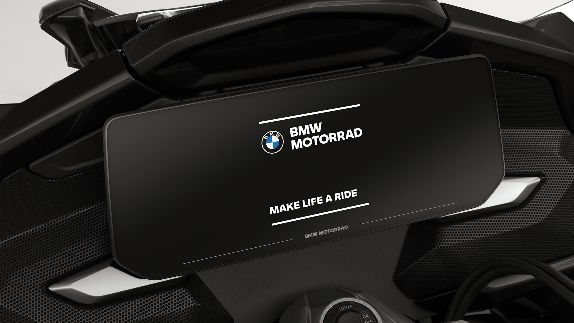 Enfoque en la pantalla a color con la pantalla de inicio de BMW Motorrad.