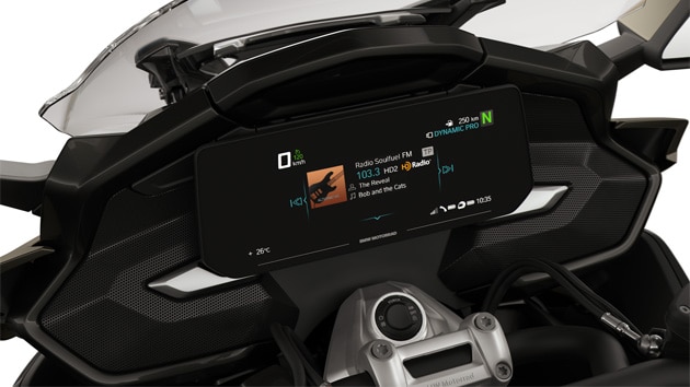 Enfoque en la pantalla TFT y el motor Boxer de la K 1600 B.