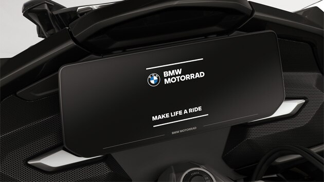 Enfoque en la pantalla a color con la pantalla de inicio de BMW Motorrad.
